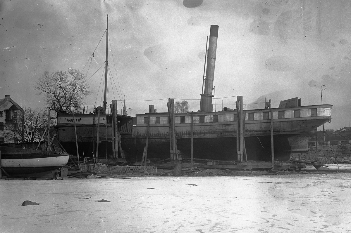 Hamar, Sterudodden, Høiensalodden, Hamarslippen, Mjøsbåten D/S Gjøvik på slippen i vinteropplag. Reperasjon etter forliset i 1912, mjøsbåten Vidar til venstre,