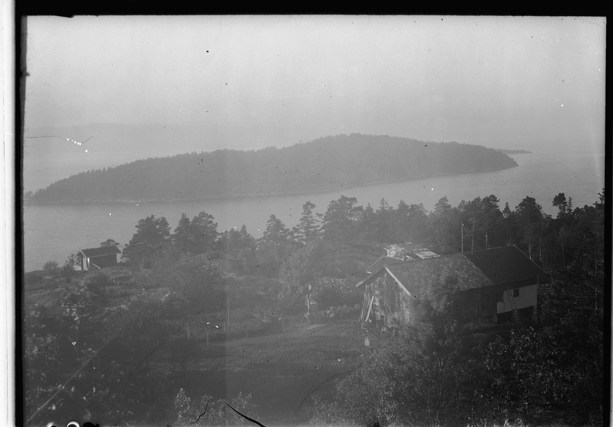 Sollia, Digerud, Nordre Frogn, Akershus. Øya Aspon i Oslofjorden i bakgrunnen