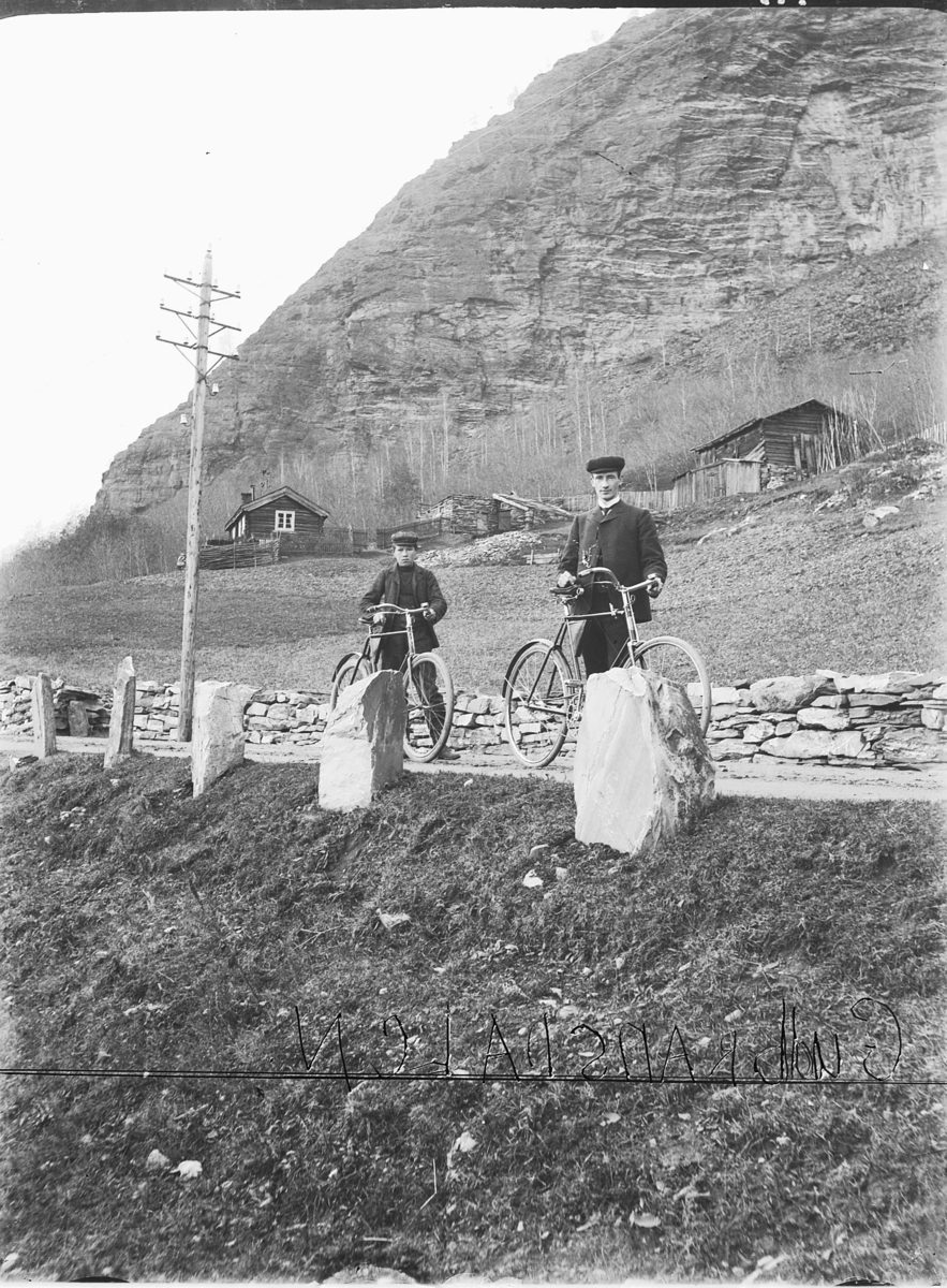 Gudbrandsdalen, fotograf Simen Baardseth og en ukjent gutt på sykkeltur, Stabbesteiner langs hovedvegen