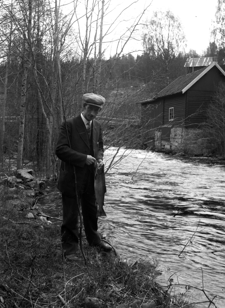 Ringsaker, Moelv, fotograf Simen Baardseth fisker ørret i Moelva, Brugsdammen til Moelven Brug kraftstasjon, Moelven elektrisitetsverk,