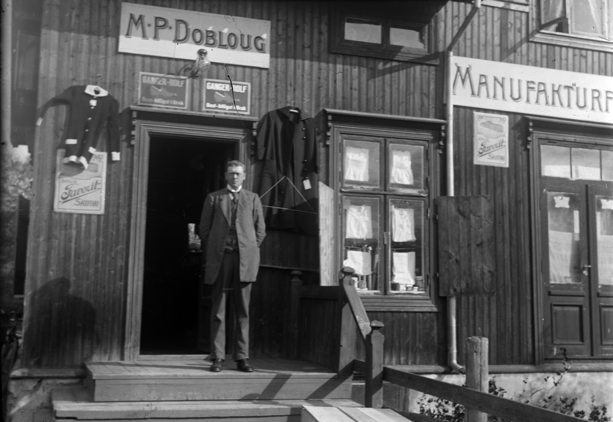 Ringsaker, Moelv, Mikkel P. Dobloug på trappa foran sin manufakturforretning i Søberg i Strorgata 113, M. P. Dobloug, åpnet sin første forretning her i kobberslager Mathias Ruds gård 4. mai 1911, flyttet til apotekergården/Doblouggården i Storgata 114 i 1916,