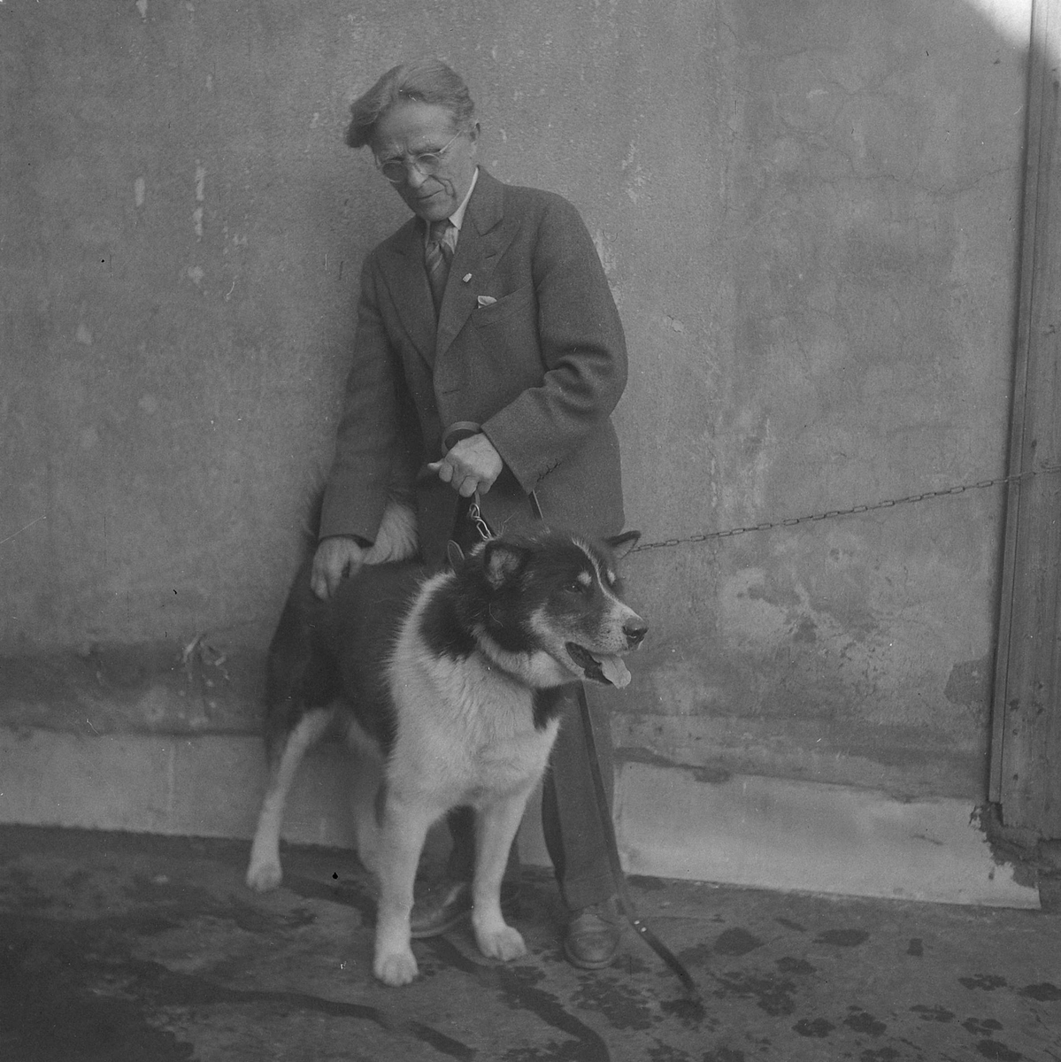 Leonhard Seppala med hund på taket av Kreditbanken