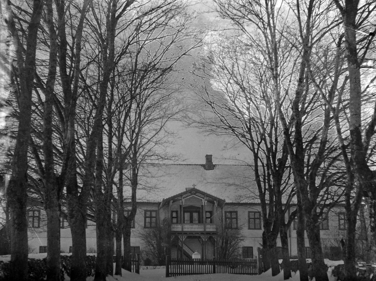 Ringsaker, Nes, Grefsheim gård, Hovedbygningen på Grefsheim, Nes, Hedmark, med veranda i sveitserstil.