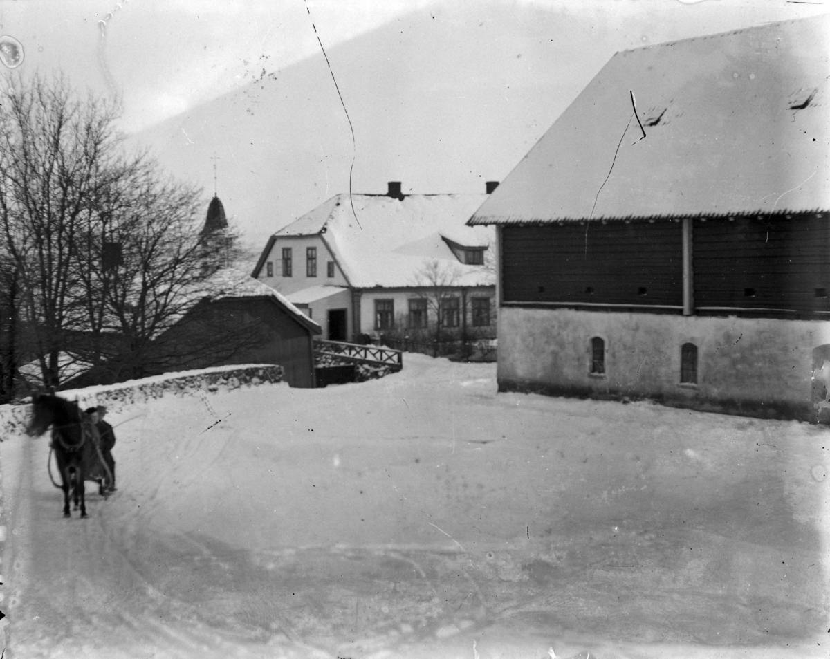 Ringsaker, Nes, Grefsheim gård, To menn på hest og slede. Grefsheim gård, Nes, Hedmark. Låve og hovedbygning.