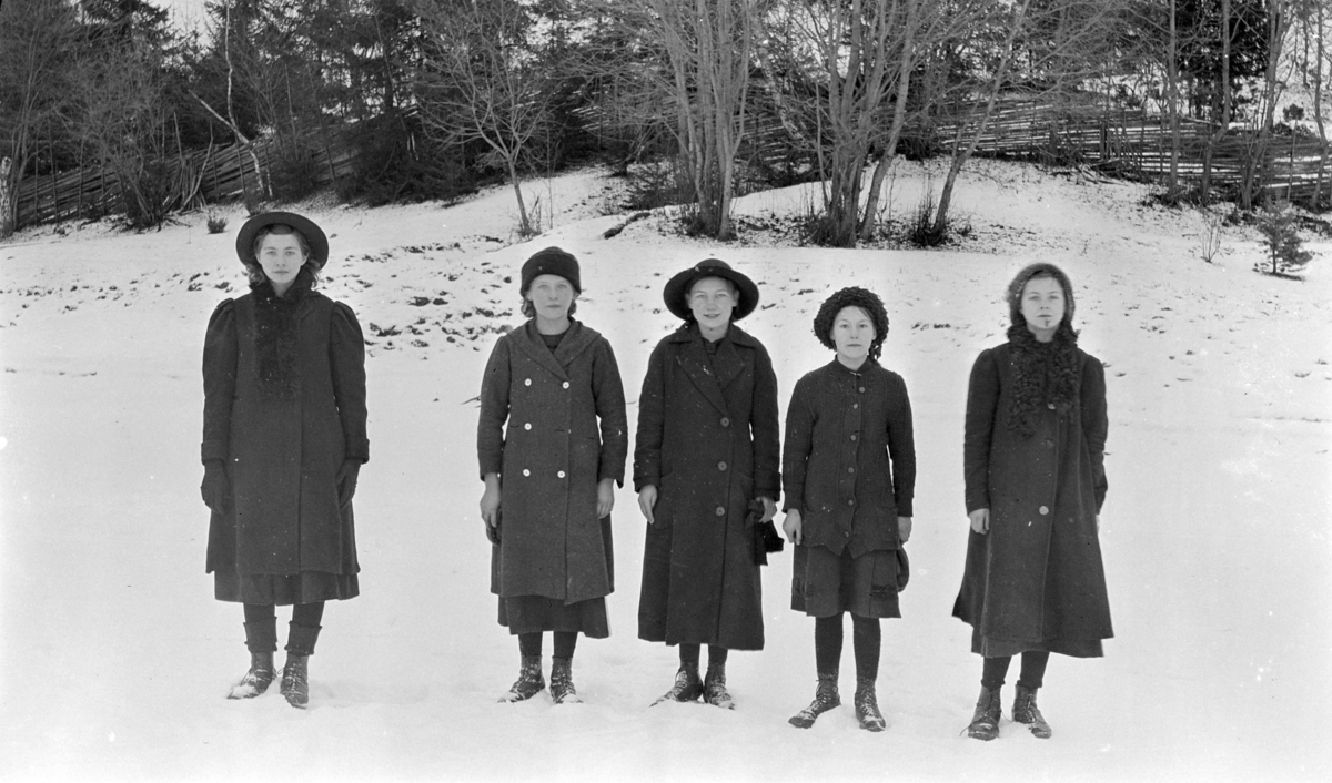GR: 5 UNGE DAMER, YTTERTØY, VINTER, NES. 