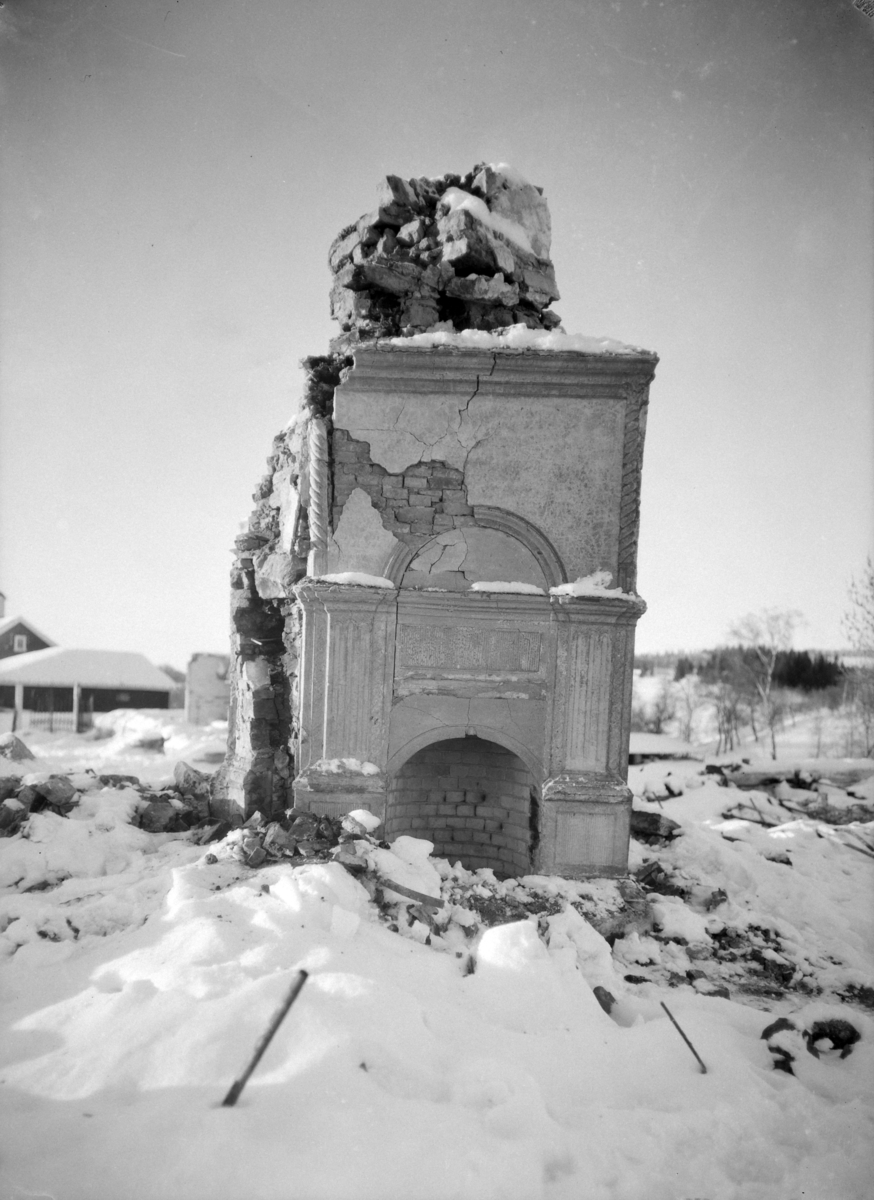 Ringsaker, Helgøya, Hovinsholm, Mann med hund, foto fra branntomta etter hovedbygningen som brant ned til grunnen den 20. desember 1937.