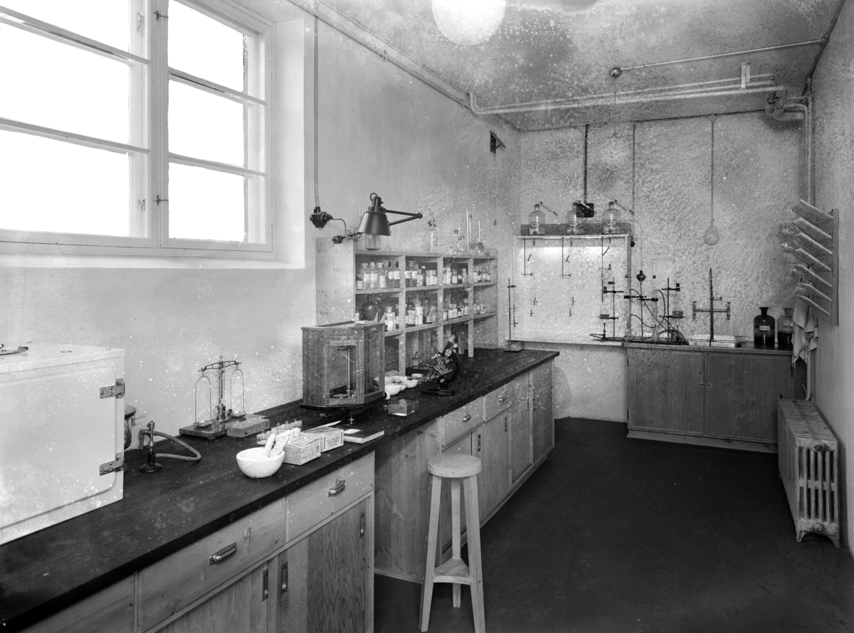 Hamar, Vangsvegen 51, Ideal flatbrødfabrikk, interiør fra laboratoriet med Reidar Nordby,
