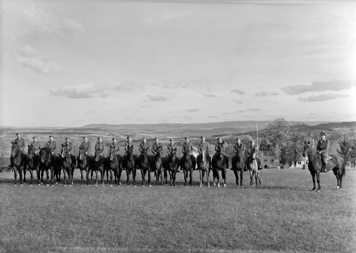 Østre Toten, Starum leir, militær øvelse for veterinærfenrikker, Hærens veterinærtjeneste, befal, Dk. Vestlandet, Trøndelagkompaniet, kokkekurs, riding, gruppebilder