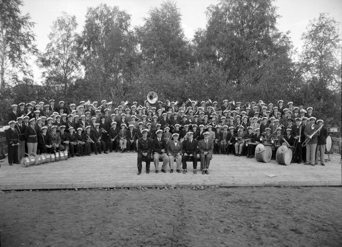 Mjøsegnenes Musikkforbund, musikkstevne, samling med fotografering av de forskjellige korpsene. Nordbygda musikkorps er med på flere bilder.