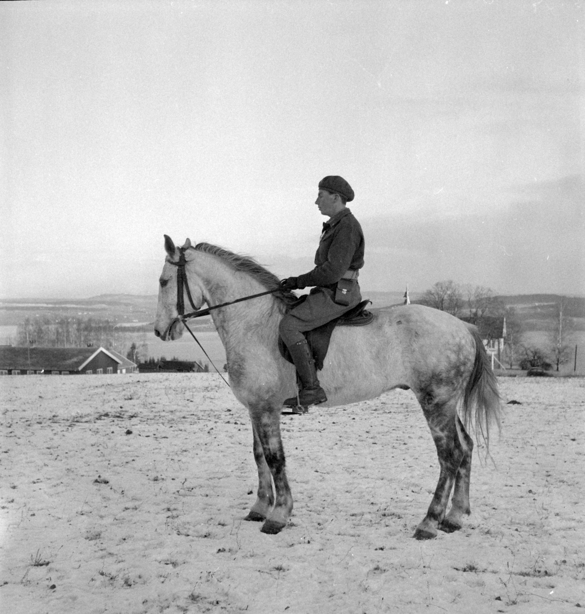 Militære, Starum ekserserplass, diverse kurs og diverse portretter, 1950. Starum. 


Bilde nr. 1: Fenrik Raassum, nr. 2: fenrik Midtbø, nr. 3: sersjant Grini, nr. 4: sersjant Mo, nr. 5: R. Løkken. 

Bilde nr. 6 til 20: Ukjente menn på hester. 
Bilde nr. 21 til 23: Ukjente menn, bilde nr. 24: Sersjant Aabel. 
Nr. 27 til 30: Ukjente menn til hest. 