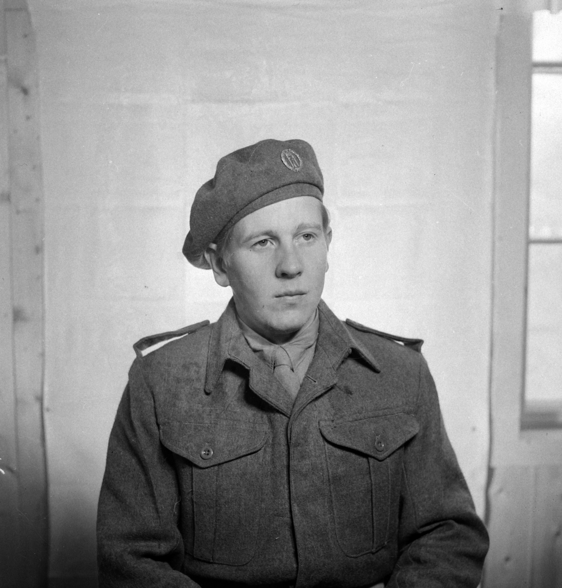 Militære, Starum ekserserplass, diverse kurs og diverse portretter, 1950. Starum. 


Bilde nr. 1: Fenrik Raassum, nr. 2: fenrik Midtbø, nr. 3: sersjant Grini, nr. 4: sersjant Mo, nr. 5: R. Løkken. 

Bilde nr. 6 til 20: Ukjente menn på hester. 
Bilde nr. 21 til 23: Ukjente menn, bilde nr. 24: Sersjant Aabel. 
Nr. 27 til 30: Ukjente menn til hest. 