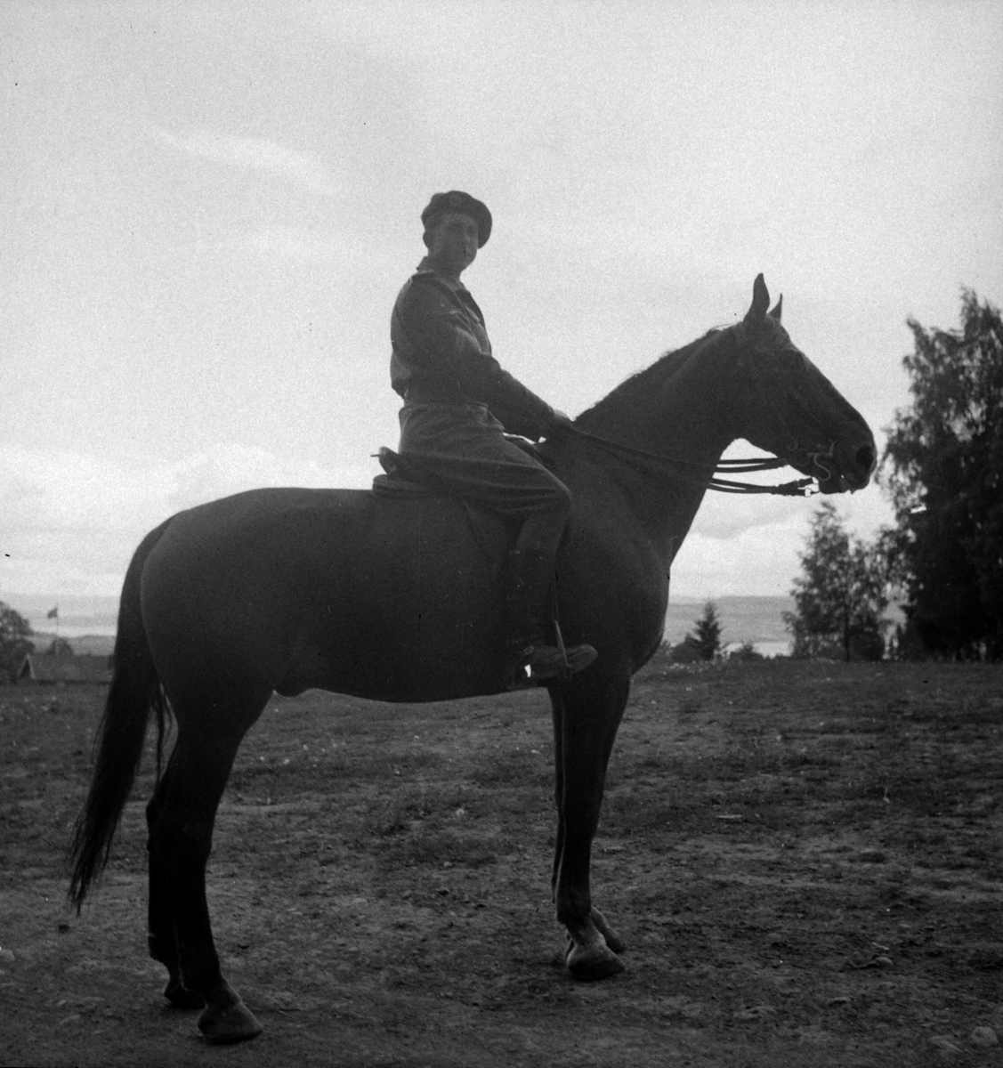 Militære, Starum ekserserplass, diverse kurs og diverse portretter, 1950. Starum. 


Bilde nr. 1: Fenrik Raassum, nr. 2: fenrik Midtbø, nr. 3: sersjant Grini, nr. 4: sersjant Mo, nr. 5: R. Løkken. 

Bilde nr. 6 til 20: Ukjente menn på hester. 
Bilde nr. 21 til 23: Ukjente menn, bilde nr. 24: Sersjant Aabel. 
Nr. 27 til 30: Ukjente menn til hest. 