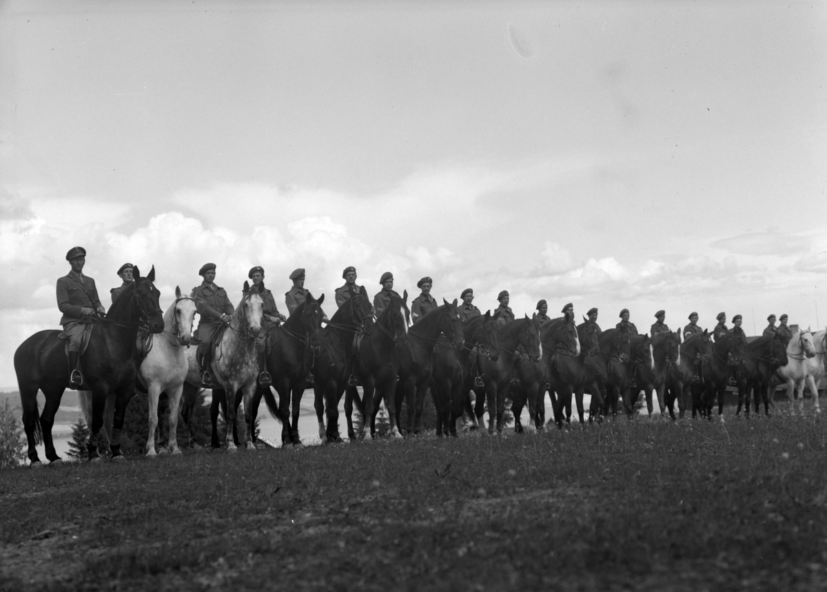 Militære, Starum ekserserplass, diverse kurs og diverse portretter, 1950. Starum. 


Bilde nr. 1: Fenrik Raassum, nr. 2: fenrik Midtbø, nr. 3: sersjant Grini, nr. 4: sersjant Mo, nr. 5: R. Løkken. 

Bilde nr. 6 til 20: Ukjente menn på hester. 
Bilde nr. 21 til 23: Ukjente menn, bilde nr. 24: Sersjant Aabel. 
Nr. 27 til 30: Ukjente menn til hest. 