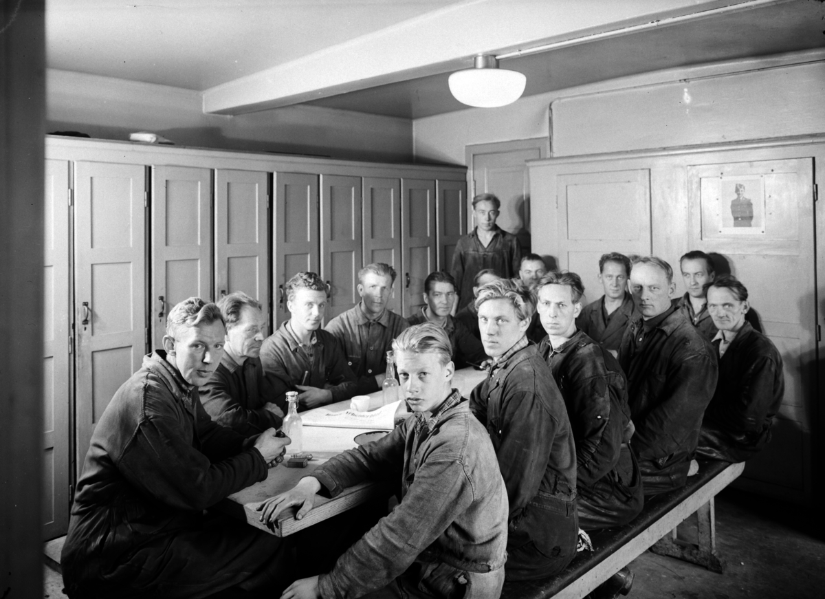 Hamar, Enggata 34, Oplandske Automobilforretning, etablert i 1923, bilforhandler av Ford i Hamar, Tidligere: Oplandske Automobilforretning & Reparationsverksted, gruppe ansatte bilmekanikere i spiserom.