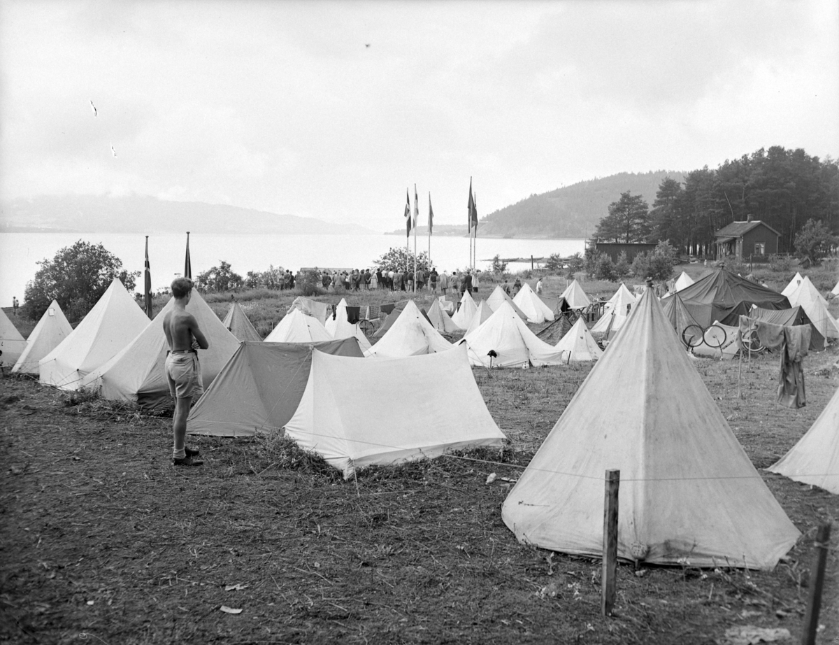 Hamar, Martodden, AUF, Arbeidernes Ungdomsfylking, Nordisk Sommerleir, 3500 nordiske og 10 spanske ungdommer var samlet. Teltleir, ungdommer, politisk tale, talerstol.