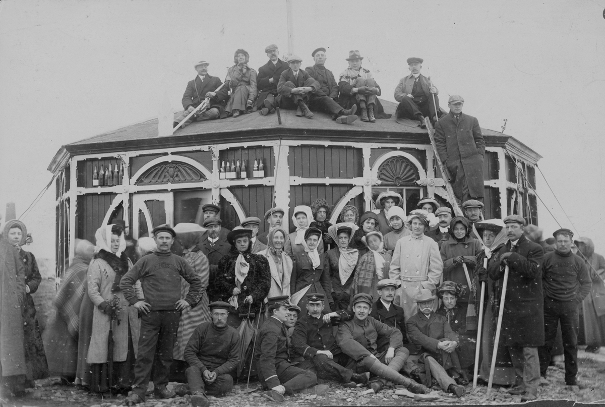 Turister ved paviliongen på Nordkapp rundt 1900