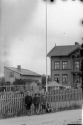 Hamar, Parkgata, 4 ukjente barn Erichsen ? foran stakittgjer