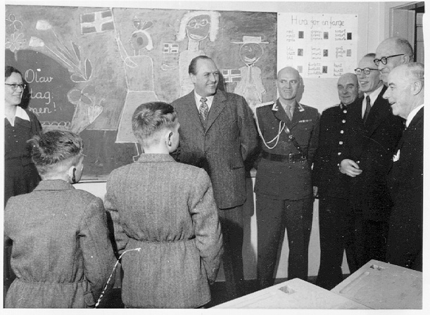 Kronprins, major, politimester, rektor, lærerinne, elever, klasserom