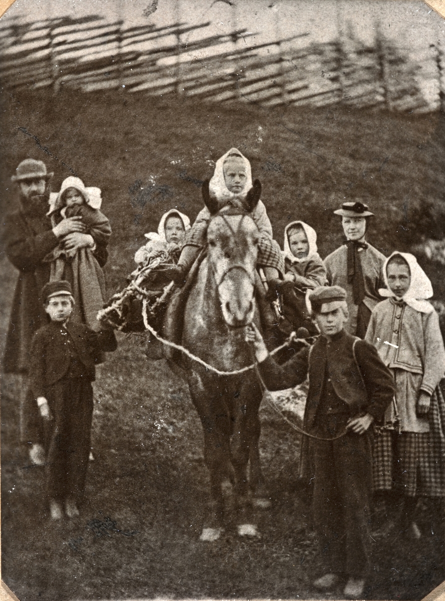 Kløvhest. Familiegruppe. Abraham Wilhelm Støren var prest i Trysil 1867-1880. Han var gift med Lagertha Dirks 1835-1896. Her er familien på fjelltur i Trysil. Barnet i høyre kløvkurv er Johan Støren som senere ble biskop. Johan Nicolai Støren (født 1871 i Trysil, død 1956) var en norsk teolog og biskop. Han var biskop i Hålogaland (1918–1928) og Nidaros (1928-1942). Støren ble cand. theol. ved det teologiske fakultet ved Universitetet i Oslo i 1895. Han studerte videre i Tyskland i årene 1898–99. Støren tjenestegjorde som kapellan i Meldal (1896), sjømannsprest i Leith i Skottland (1901), residerende kapellan i Biri (1908) og sokneprest i Tynset (1913). Fra 1915 var han også prost i Nord-Østerdal. I 1918 ble Støren den første Biskop i Hålogaland bispedømme, bispedømmet hadde tidligere hatt navnet Tromsø Stift. I 1928 overtok han som biskop i Nidaros etter at Jens Gran Gleditsch. (Fra Wikipedia)