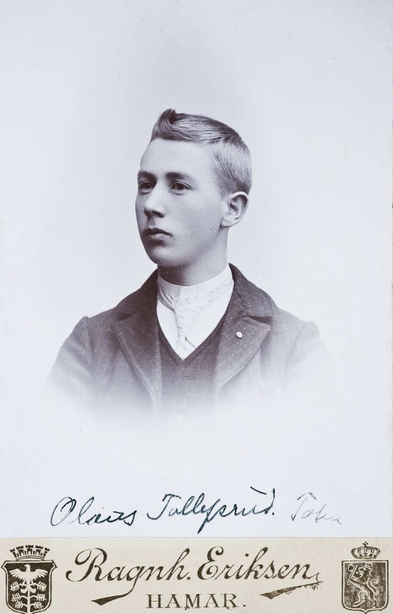 Portrett, visittkort. Mann, Olaus Tollefsrud, Toten. Lærerseminaret på Hamar. Olaus Tollefsrud f. 28. 1. 1879 Vestre Toten d. 28. 1. 1968 Haslum, Bærum.  Han ble gift i 1905 i Vestnes kirke med Gjertrud Madsdatter Ellingseter f. 18. 2. 1880 i Vestnes.  d. 12. 6. 1961 Haslum Bærum. Begge var lærere. 