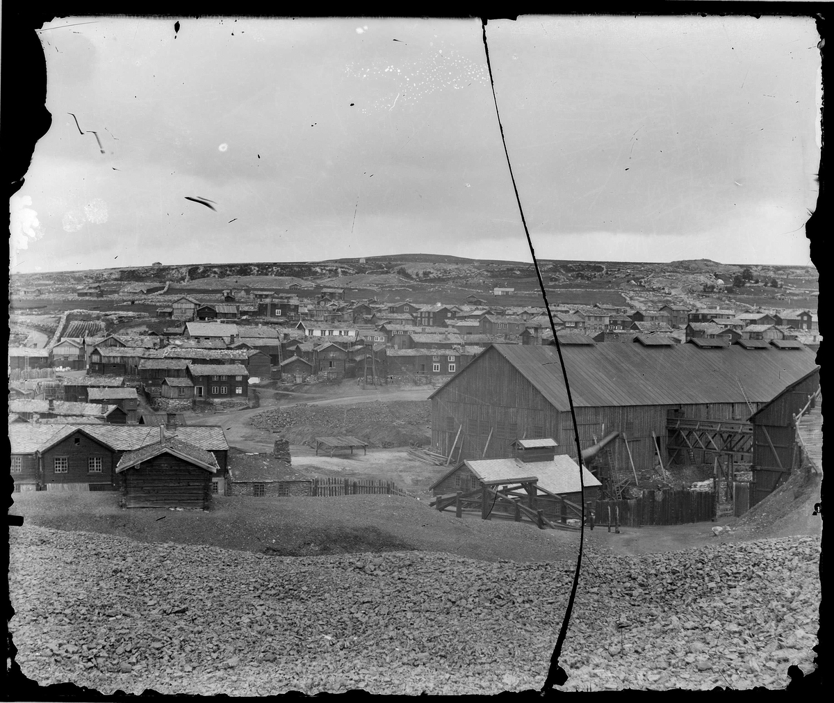 Utsikt over Røros bergstad fra Slegghaugen. Kurantgården, Malmplassen og Smeltehytta sentralt i bildet.