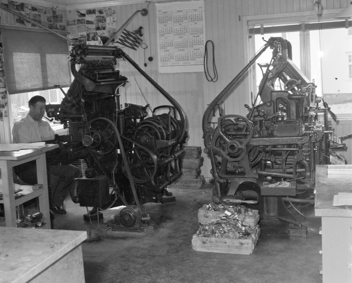 Ringsaker Blads trykkeri i Moelv. 1955. Innehaver av avisa Thorolf Larsen ved settemaskina. 