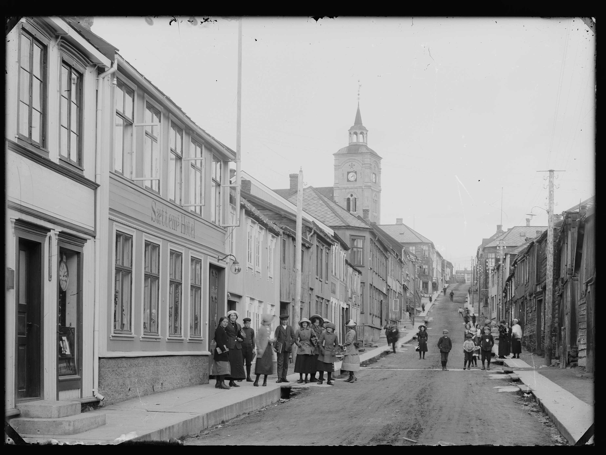 Fra Kjerkgata på Røros, med Sættems hotell sentralt i bildet