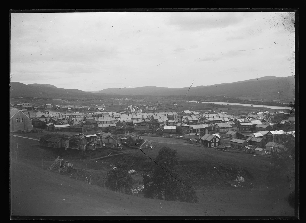 Røros sentrum sett fra Aasgjerdet. Aasengården i forgrunnen