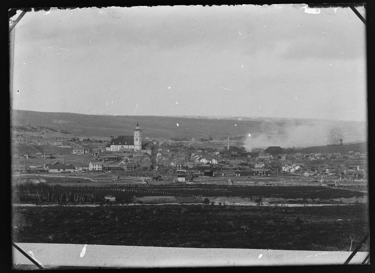 Oversiktbilde av Røros bergstad, med kirka og smeltehytta sentralt i bildet.