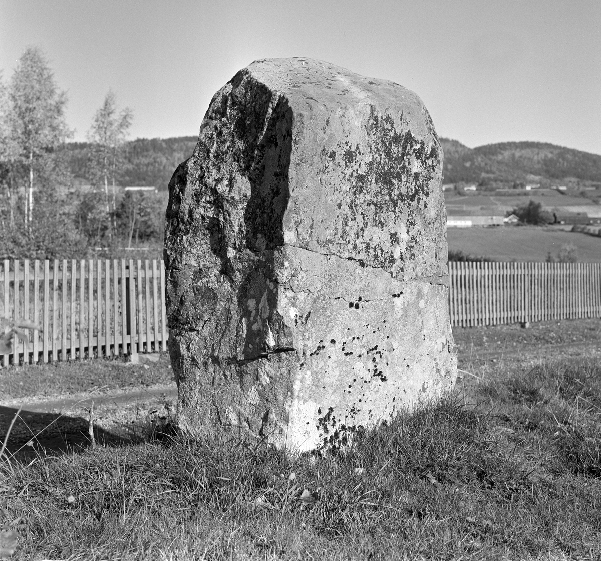 Ringsaker, Moelv, Storgata, Turistvegen, Tolvsteinene, steinkretsen på Ring under Smestad gård, fornminne i Smestadsvingen, 