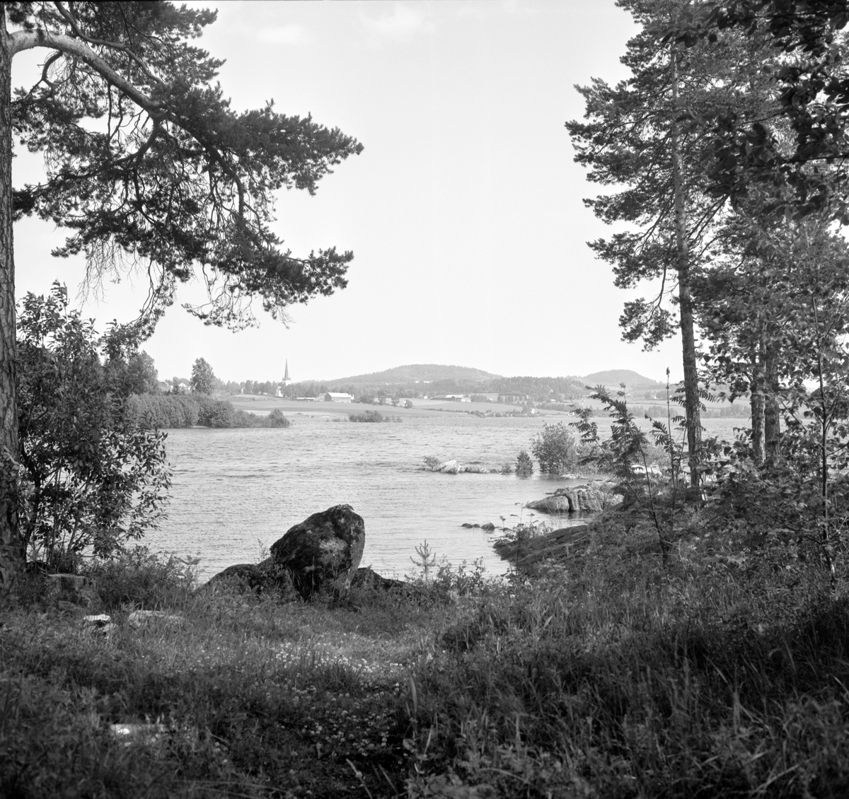 Steinsholmen, Mjøskastellet, Ringsaker. Mjøsa. Utsikt mot Ringsaker kirke. Landskap. 