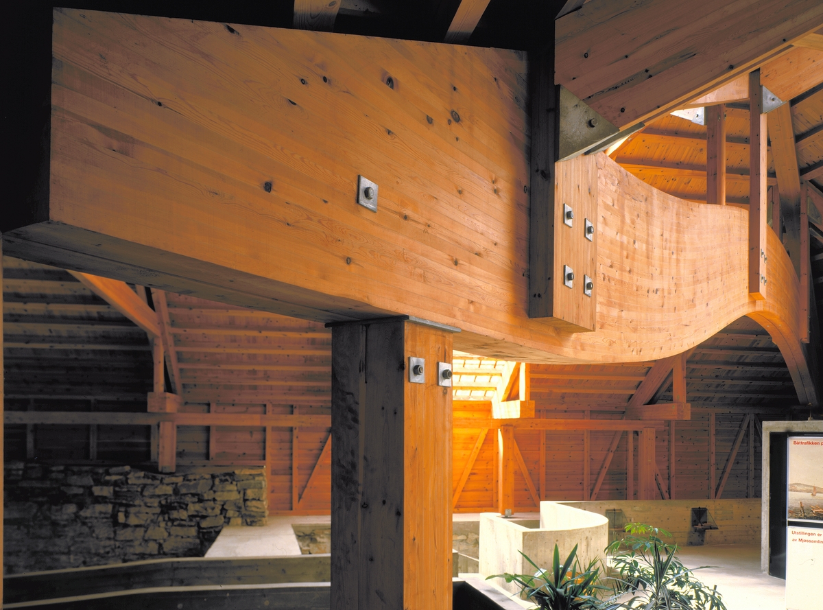 Hedmarksmuseet, Hamar. 401. HH. LÅVEN. UTSTILLING. ARKITEKTUR. OVERSIKT. Limtredrager i Aulaen. 