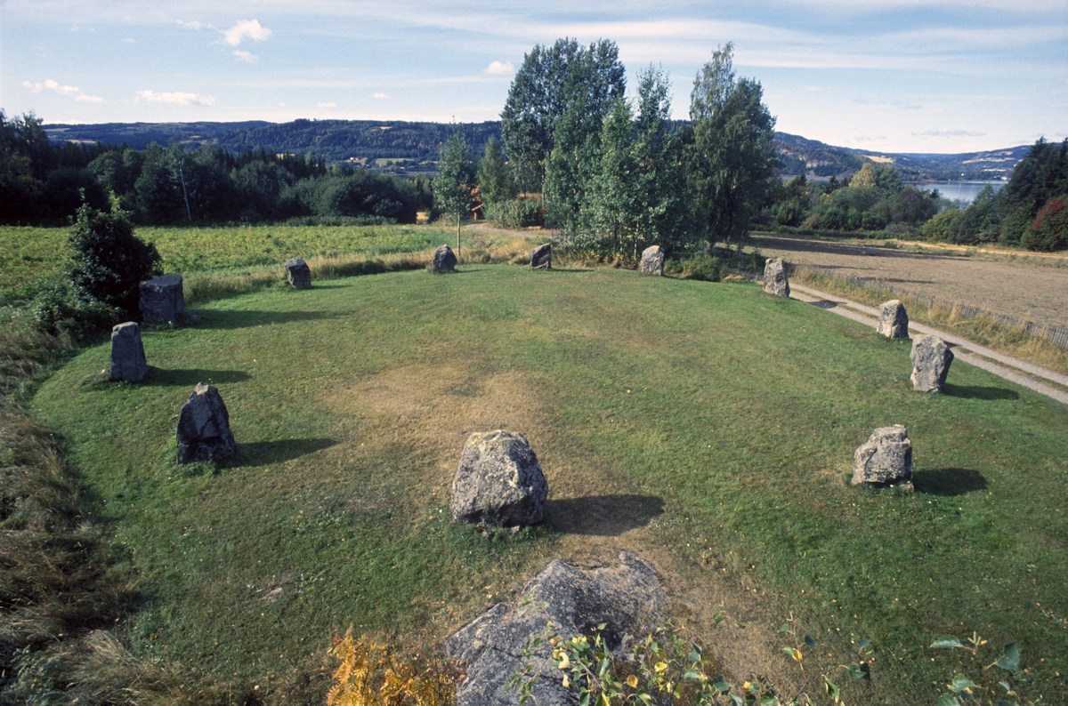 Ringsaker, Moelv, Storgata, Turistvegen, Tolvsteinene, steinkretsen på Ring under Smestad gård, fornminne i Smestadsvingen, 