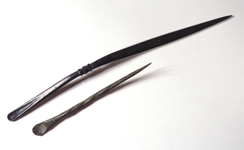 Middelalderfunn fra Hamarkaupangen. Det er funnet flere øreskjeer i kaupangen. Her er en litenmed snodd skaft og en lang med spiss ende. Spissen har vært til å rense neglene, eller til å pirke seg i tennene. 