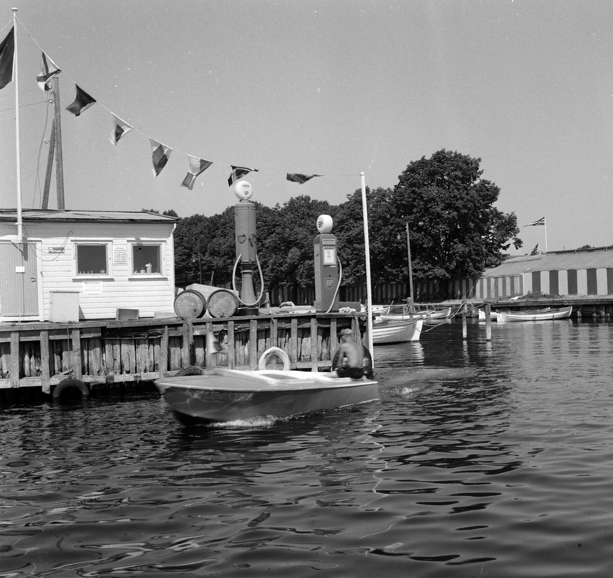 KRISTIANSAND? SMÅBÅT, BRYGGE, BP- BENSINPUMPE
