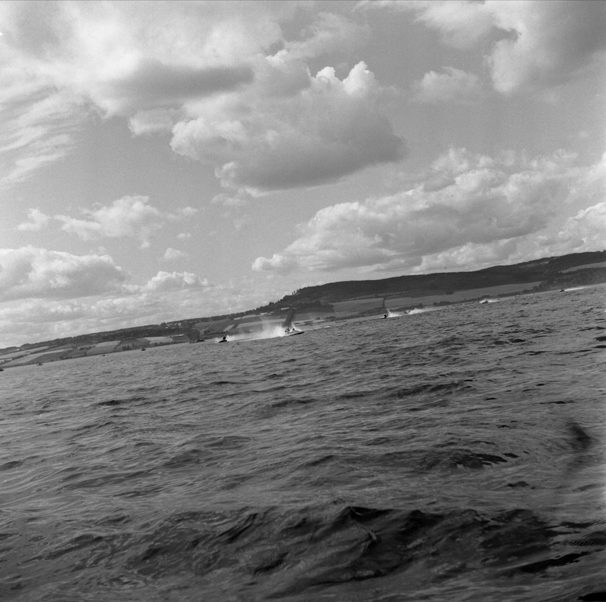 BÅT-RACE PÅ DOMKIRKEODDEN, HEDMARKSMUSEET, RACERBÅTER, BÅTLØP UTE PÅ MJØSA I ROSENLUNDVIKA. 