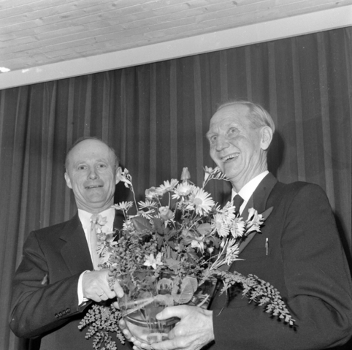Ringsaker, Tingnes, Innvielsen av Tingnes kommunehus den 18.11.1961. formann i byggekomiteen Jan E. Mellbye og ordfører Leonard Teksum i forbindelse med åpningen av det nye kommunelokalet på Tingnes, Hedmark.