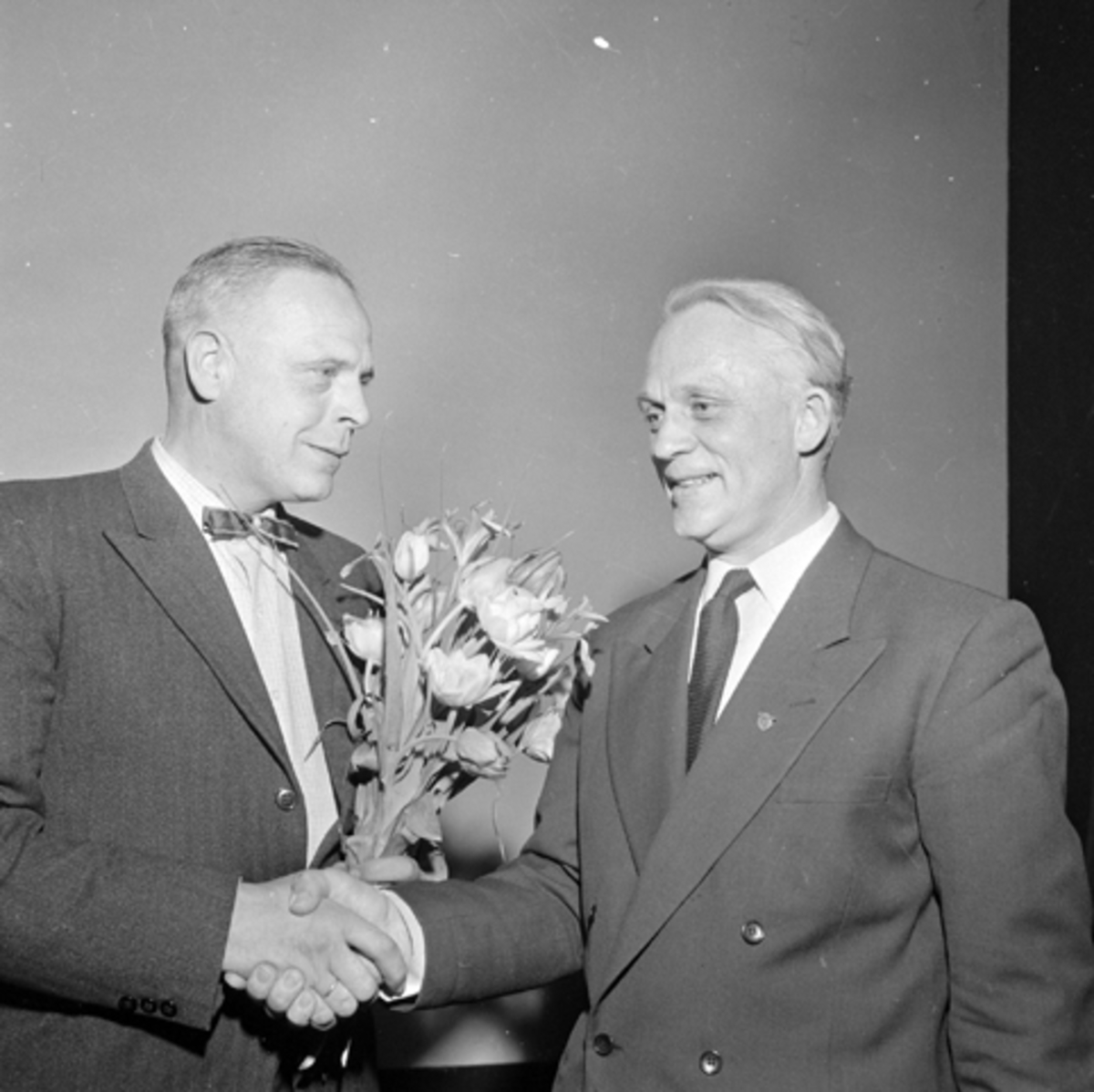 ukjente, overrekkelse av blomster