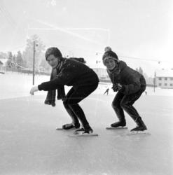 Hamar stadion, skøyteløpere, to ukjente, kvinner
