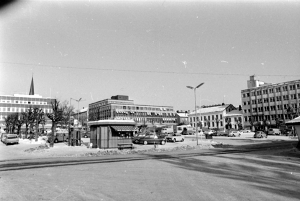 Stortorget, biler, parkering, Narvesen kiosk, Hamar.