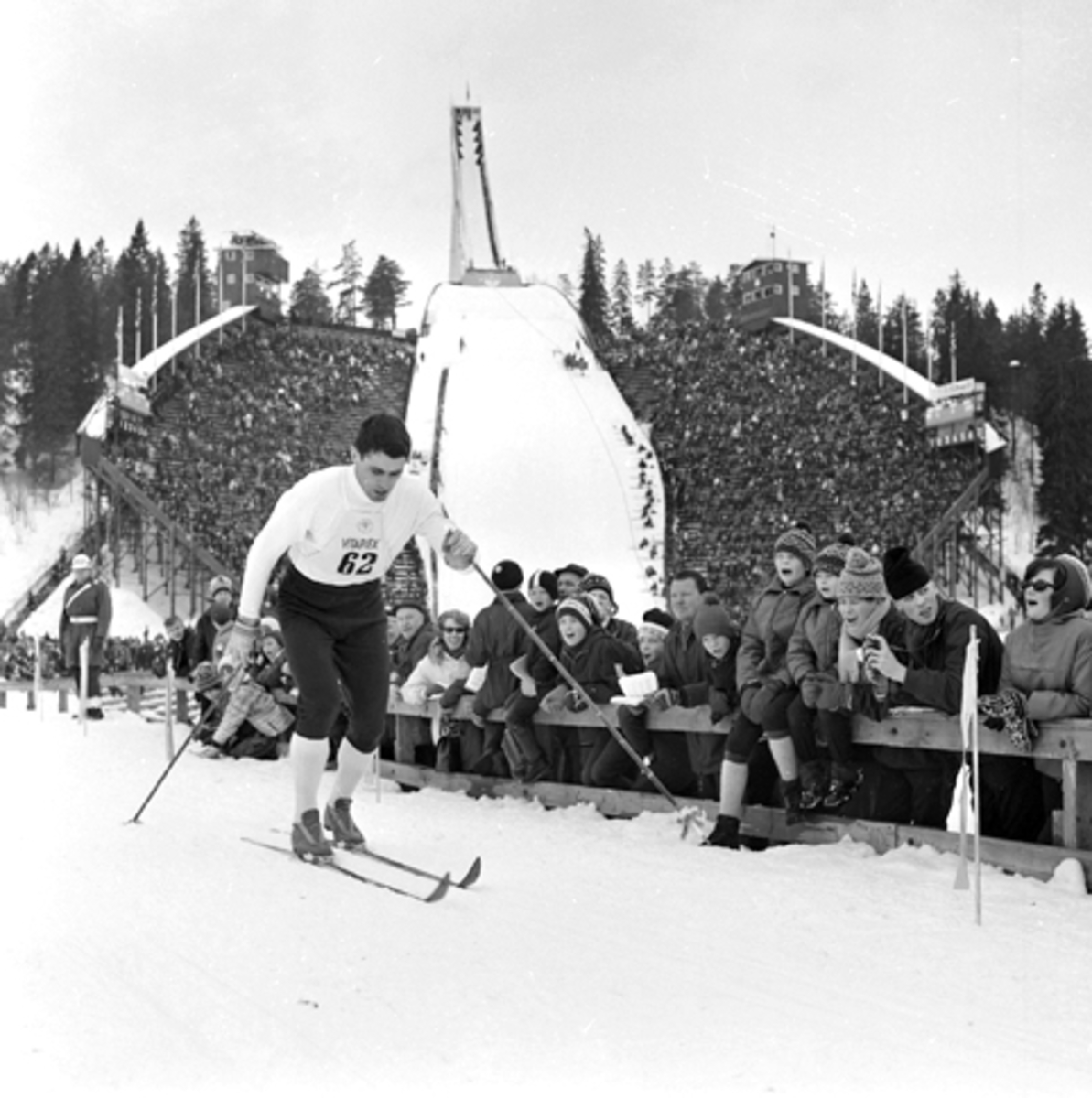 Holmenkollen, langrenn, ukjent langrennsløper, publikum.