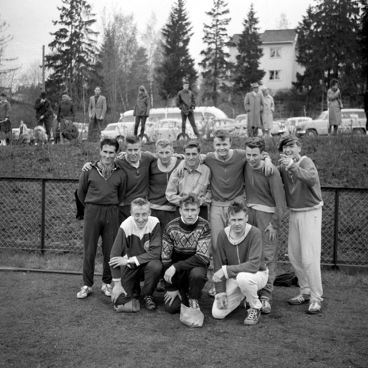 Hamar stadion, friidrett, gruppe med ukjente menn.
