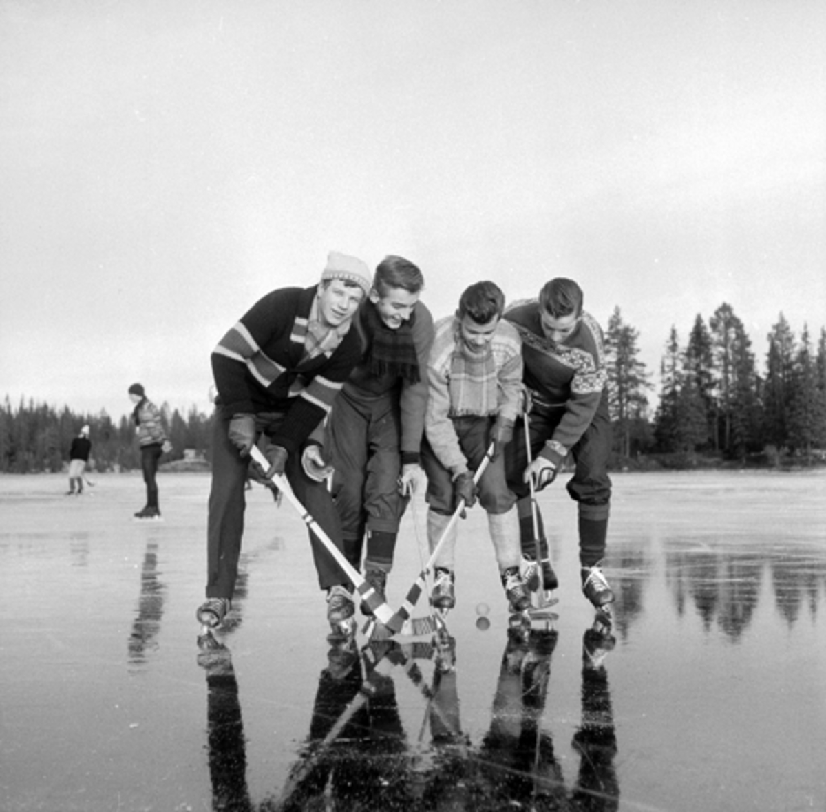 Edgar Malman, Hamar IL, bandy. De andre er ukjente.