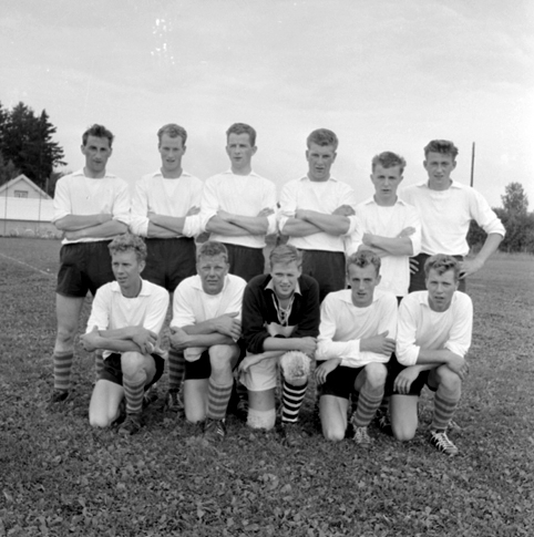 Ottestad IL, fotball. Bak fra venstre: Erik Jacobsen, Sverre Olstad, Helge Vardeberg, Jon Vardeberg, Roar Norbrenden og ukjent. Foran fra venstre: Egil Eriksen, John Johansen, Hans Joachim Slettmoen Berger, Arnfinn Myhre og Erik Johnsen.