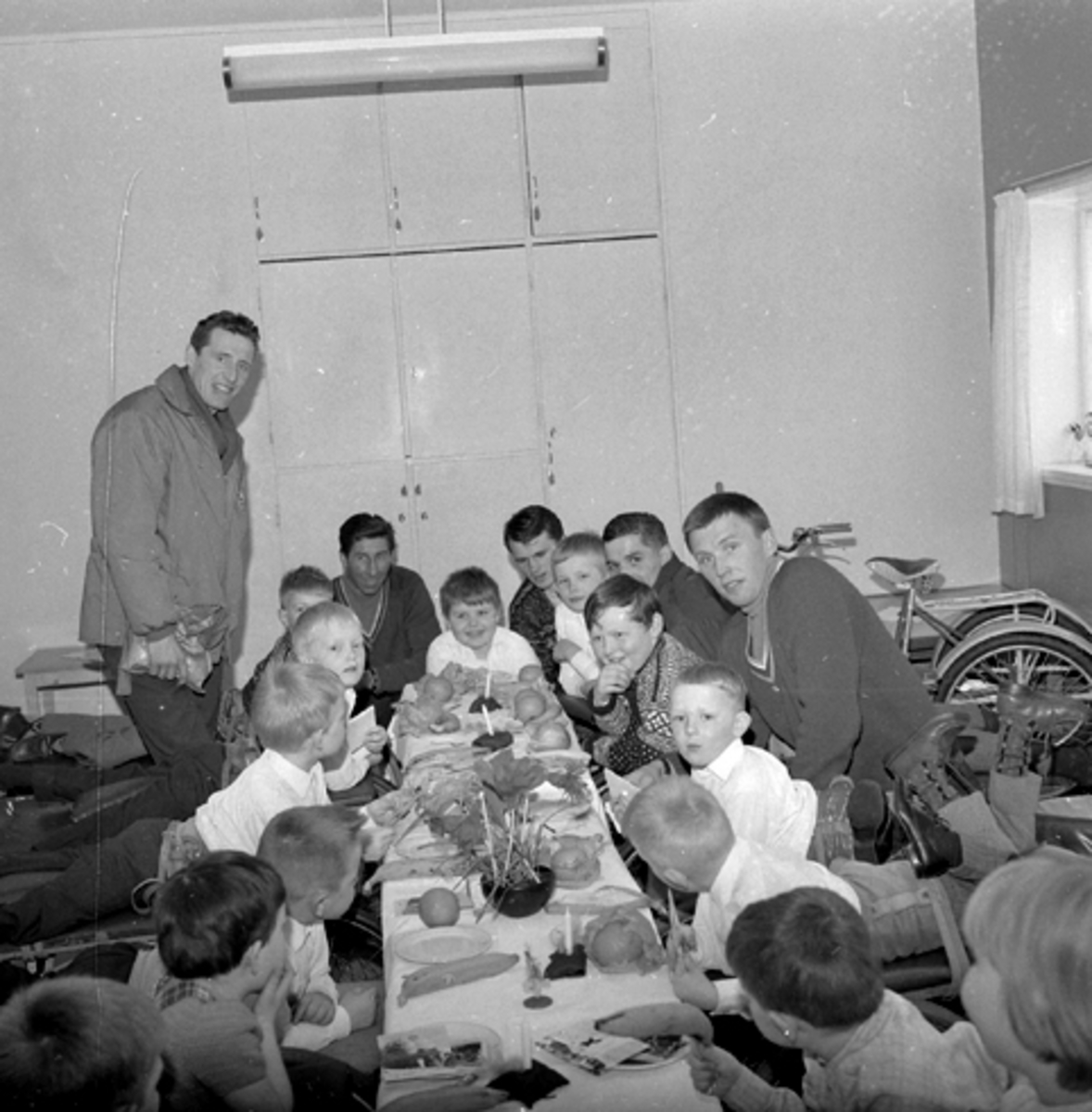 Skilandslaget, langrenn, på sykebesøk, Vanførehjemmet, barneavdeling, Ole Ellefsæter, Harald Grønningen, ukjent, Gjermund Eggen, Odd Martinsen, barneselskap, Skiringen 1968.