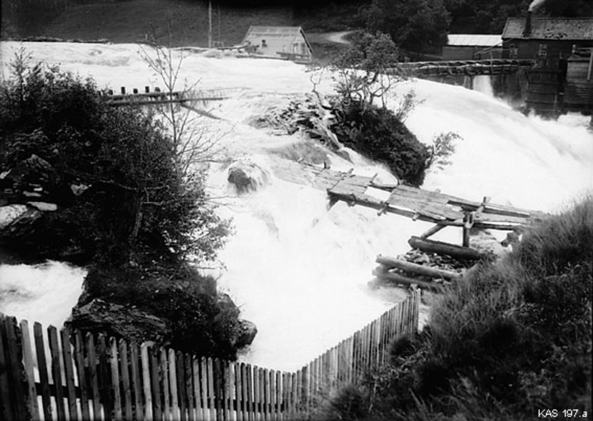 Foss, elv, sagbruk, strømbrytere