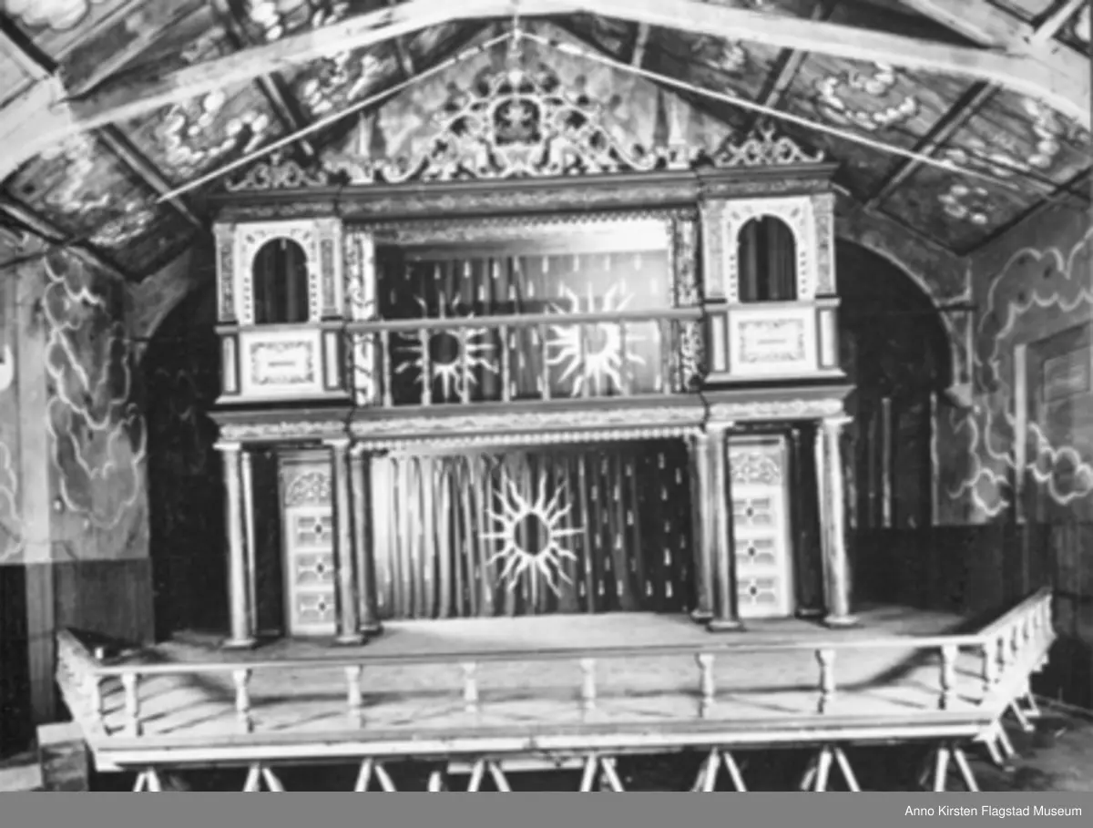 Scenekulisser fra Sir John Mile's Mermaid Theatre i London ved oppføringen av Henry Purcells opera Dido and Aenaes 1951 og 1952. Kirsten Flagstad hadde rollen som Dido. The stage at Sir John Miles Mermaid Theatre in London at the performance of Henry Purcells opera Dido and Aenaes in 1951 and 1952. Kirsten Flagstad was Dido. 