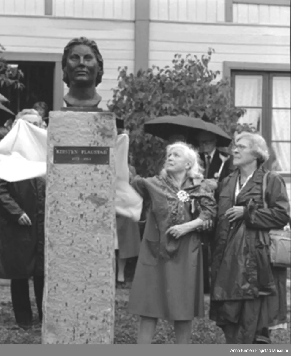 Åpning av Kirsten Flagstads minnesamling i Strandstuen, Hamar 12. juli 1985. Avduking av Joseph Grimelands byste av Kirsten Flagstad ved hennes søster Karen Marie Flagstad. The opening of Kirsten Flagstad Memorial, Strandstuen, Hamar 12 July 1985. Unvailing of Joseph Grimeland's sculpture of Kirsten Flagstad by her sister Karen Marie Flagstad. 