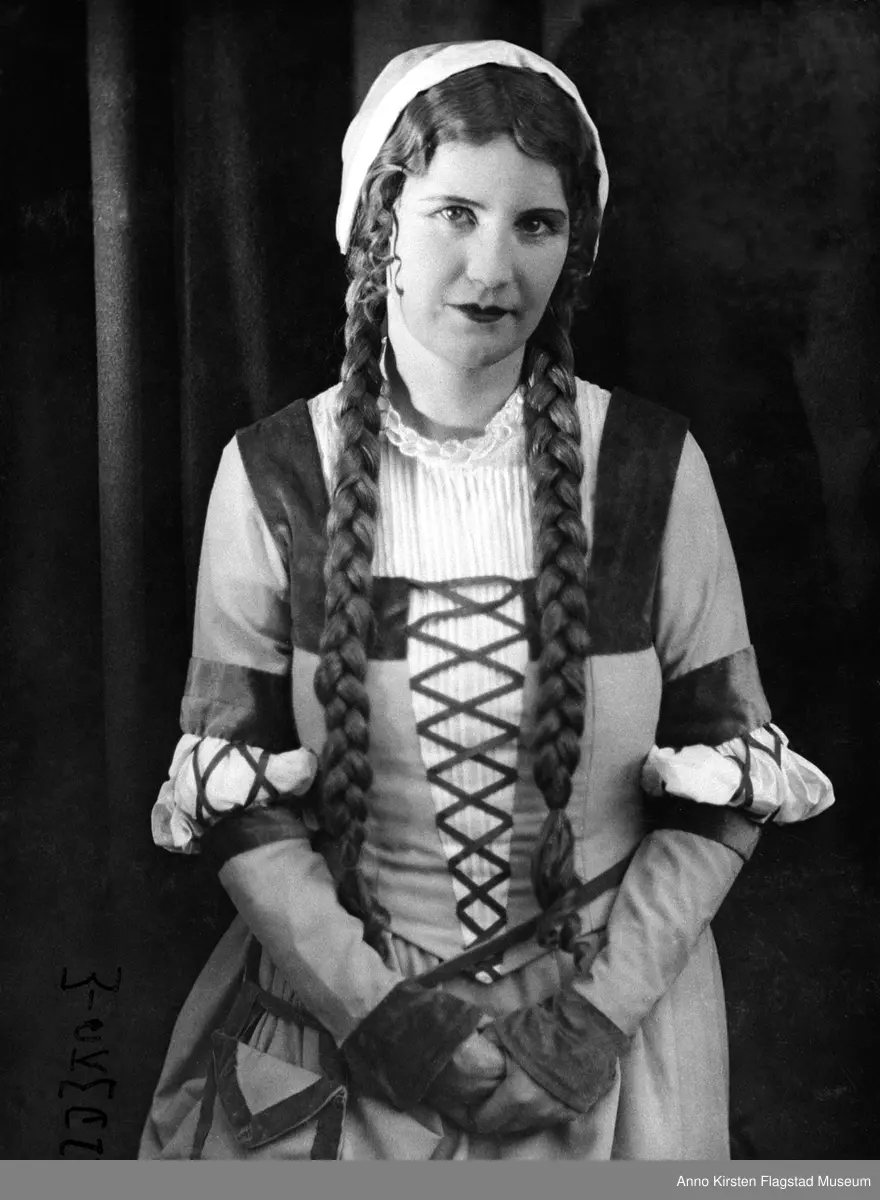 Rollebilde. Kirsten Flagstad som Eva i Mestersangerne, opera av Richard Wagner. Nationaltheatret, Oslo 7. juni 1933. Role photo. Kirsten Flagstad as Eva in Die Meistersinger, opera by Richard Wagner. Nationaltheatret, Oslo 3 June 1933. 