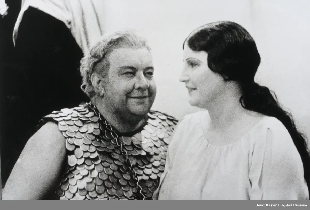 Rollebilde. Kirsten Flagstad som Brünnhilde i Götterdämmerung, opera av Richard Wagner. War Memorial Opera House, San Francisco 7. november 1936. Til venstre: Lauritz Melchior som Sigfried. Role photo. Kirsten Flagstad as Brünnhilde in Götterdämmerung, opera by Richard Wagner. War Memorial Opea House, San Francisco 7 November 1936. To the left: Lauritz Melchior som Sigfried. 